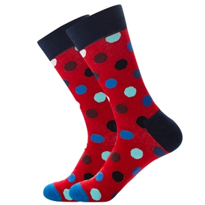 Détail de chaussette en coton rouge à pois multicolores avec talon contrasté bleu