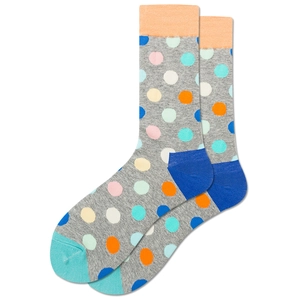 Détail de chaussettes grises à pois colorés avec talon et pointe de couleur contrastée