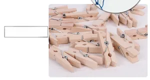 Gros plan de pinces en bois naturel avec ressorts métalliques pour décoration murale