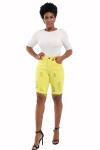 Détails du short en jean jaune avec déchirures et taille haute pour un look estival