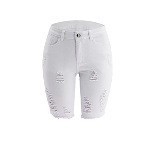 Gros plan sur les détails déchirés et l'effet usé du short en jean blanc