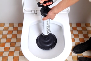 Potente sturatore a pressione Drain Buster utilizzato per liberare il WC intasato