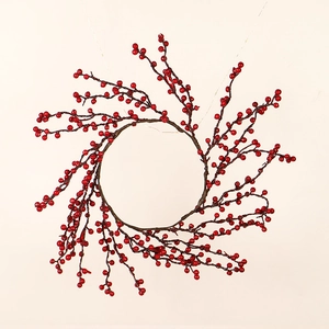 Couronne de Noël avec des baies rouges vives et des branches brunes sur fond chaud