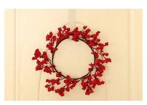 Vue détaillée d'une couronne de Noël aux baies rouges avec des branches réalistes