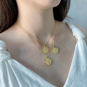 Three-layer vintage gold coin pendant necklace in 925 silver for an elegant layered look