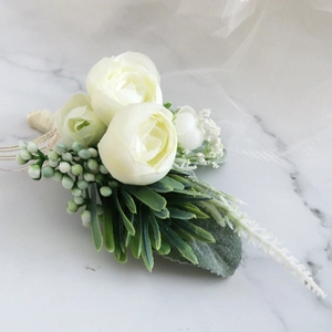 Elegante fiore all'occhiello con rose bianche e foglie su fondo di marmo