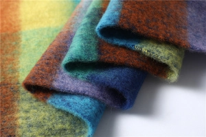 Vue macro détaillée du motif à carreaux arc-en-ciel et texture en peluche douce du foulard