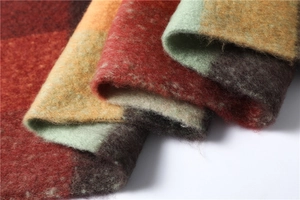 Détail rapproché du tissu d'écharpe à carreaux rouges et jaunes avec texture douce