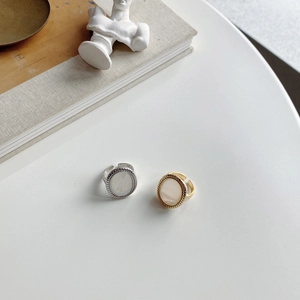 Detail of adjustable 925 silver shell rings with twisted gold and silver rope borders