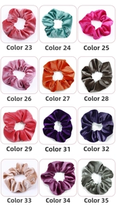 Catalogue détaillé montrant 12 couleurs de chouchous en velours avec une texture douce