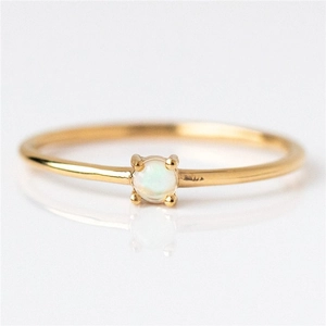 Bague fine plaquée or 18 carats avec opale blanche ronde sertie de quatre griffes