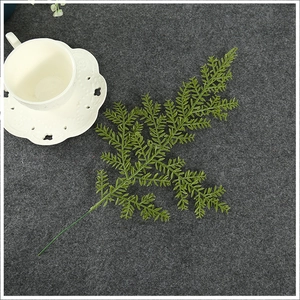 Gedetailleerd overzicht van kunstmatige groene dennentak voor kerstmis DIY knutselwerkjes