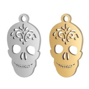 Gepolijste holle schedelhangers in zilver en goud met fijne florale details