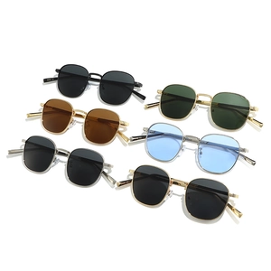 Lunettes de soleil carrées rétro élégantes en couleurs variées avec monture en métal et UV