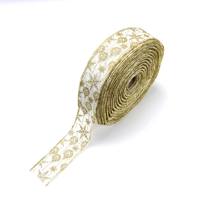 Détail de flocon de neige doré et boule de Noël sur ruban blanc pour cadeau