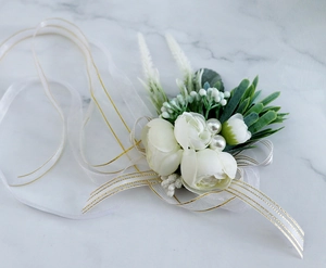 Dettaglio del corsetto da polso con peonie di seta bianca e nastro con bordo dorato