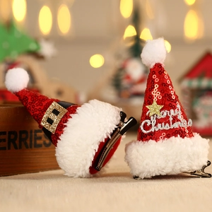Détail de mini pinces à cheveux bonnet de Noël à paillettes avec texte et bordure peluche