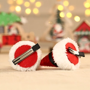 Détail de la pince à cheveux de Noël en peluche avec paillettes rouges et fourrure
