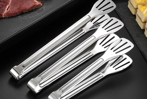 Gros plan sur quatre pinces alimentaires en acier inox pour barbecue et pâtisserie