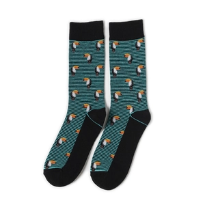Détail du motif toucan pixel sur chaussettes rayées en coton pour un look décontracté