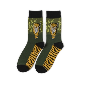 Détail de chaussettes mi-mollet vertes avec motif tigre orange et imprimé bambou