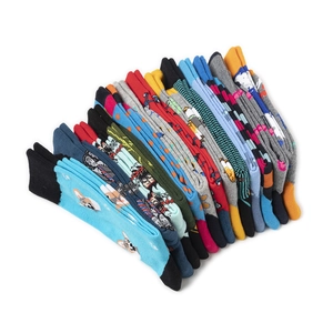 Empilement diagonal de chaussettes colorées avec motifs corgi et art pixelisé
