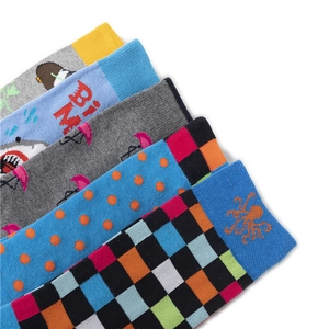 Vue détaillée de cinq paires de chaussettes en coton tricoté avec divers imprimés colorés