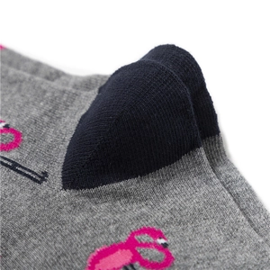 Gros plan sur chaussette grise en coton avec motifs flamants roses et talon renforcé bleu