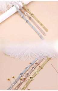 Nahaufnahme von Mesh-Armbändern mit Peace-Anhängern in Silber, Gold und Roségold