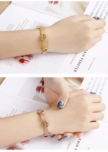 Detailansicht gewebter Mesh-Armbänder in Gold und Roségold mit Friedenssymbol-Anhängern