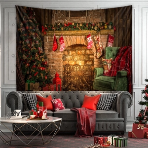 Detail eines Weihnachts-Kaminteppichs mit Festbaum und Geschenken im gemütlichen Wohnzimmer