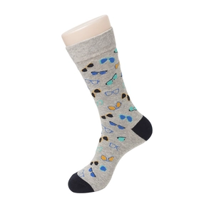 Détail de chaussettes grises avec motif lunettes colorées et pointes et talons noirs contrastés