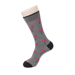 Détail de chaussettes en tricot avec motifs flamants roses et talons bleu marine