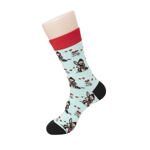 Détail de chaussettes mi-mollet pour adultes avec motif ninja pixel et bords rouges