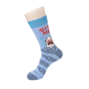 Vue détaillée des chaussettes requin bleues avec texte Bite Me et texture en coton