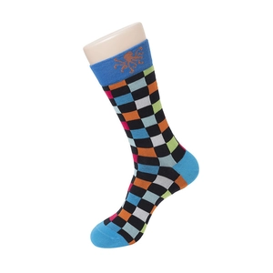 Détail de chaussettes à carreaux avec logo pieuvre orange brodé sur revers bleu