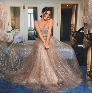 Robe longue à paillettes dorées champagne avec fines bretelles et un grand ourlet évasé