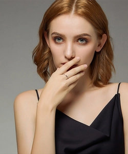 Primo piano di un anello sottile in argento 925 dorato minimalista indossato dalla modella