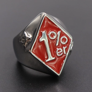 Detailansicht Herrenring aus Edelstahl mit rotem 1%er Emaille-Rauten-Emblem