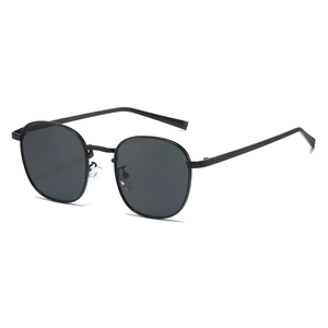 Lunettes de soleil rétro à monture métallique noire et verres polarisés sur fond blanc