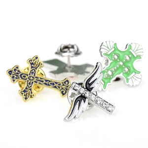 Macro de broches de croix religieuse avec ailes en émail et détails en métal strass