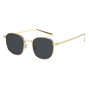 Lunettes de soleil rétro avec monture dorée et verres foncés présentées de trois-quarts