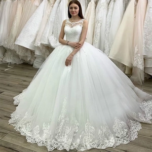 Luxury White Wedding Dress Lace Applique Ball Gown Elegant Tulle Long Train Bridal Gown Formal Bridal Wear For Women