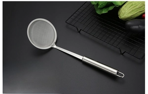 Close-up of 304 stainless steel oil strainer with 10cm fine mesh and 31cm long handle