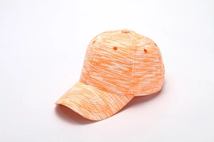 Dettaglio del cappellino da baseball ricamato arancione e bianco con trama traspirante