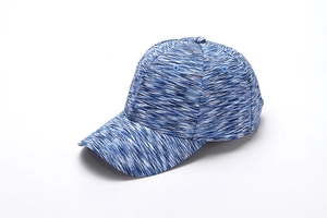 Dettaglio della trama space-dye e delle cuciture a sei pannelli del cappello