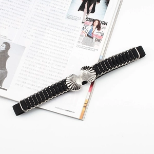 Cintura elastica nera da donna con fibbia a conchiglia argento e maglie metalliche