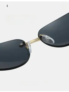 Dettaglio del ponte in metallo dorato e naselli in silicone per occhiali da sole Y2K