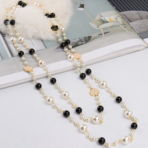 Long collier multicouche avec perles blanches et pendentif fleur de camélia en émail