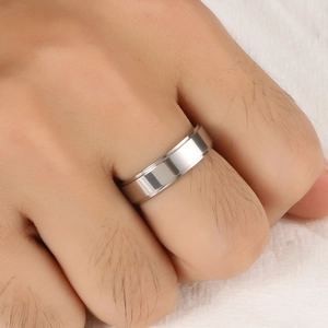 Anello corona minimalista in acciaio inossidabile argento indossato a mano